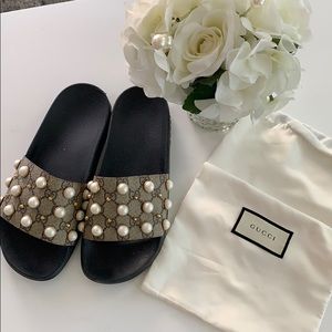Gucci pearl slides